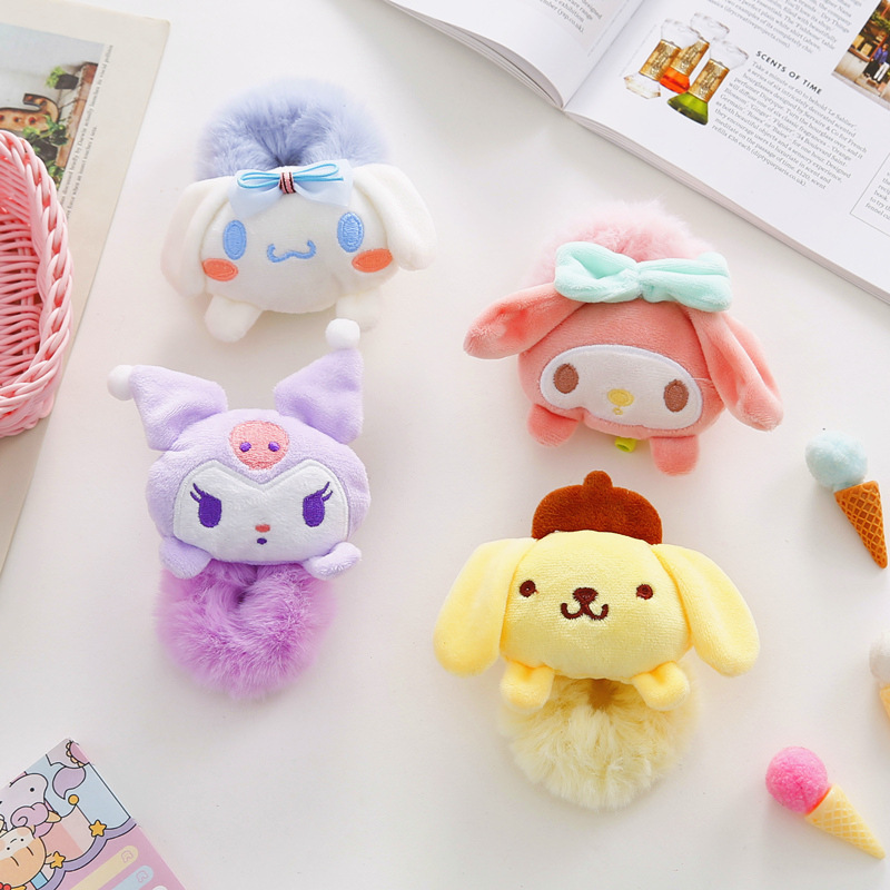 A Japanese-style Sanrio plush hair band, a girl with a bun hairstyle, a high ponytail, a large intestine hair band, a hair tie and a hair tie, and a cute big brother details Picture