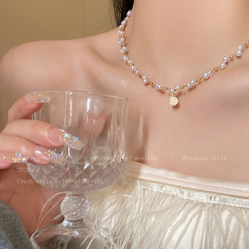 Starry Sky pearl figure coin necklace for women, French light luxury, niche and high-end style collarbone chain, gentle and elegant necklace full figure