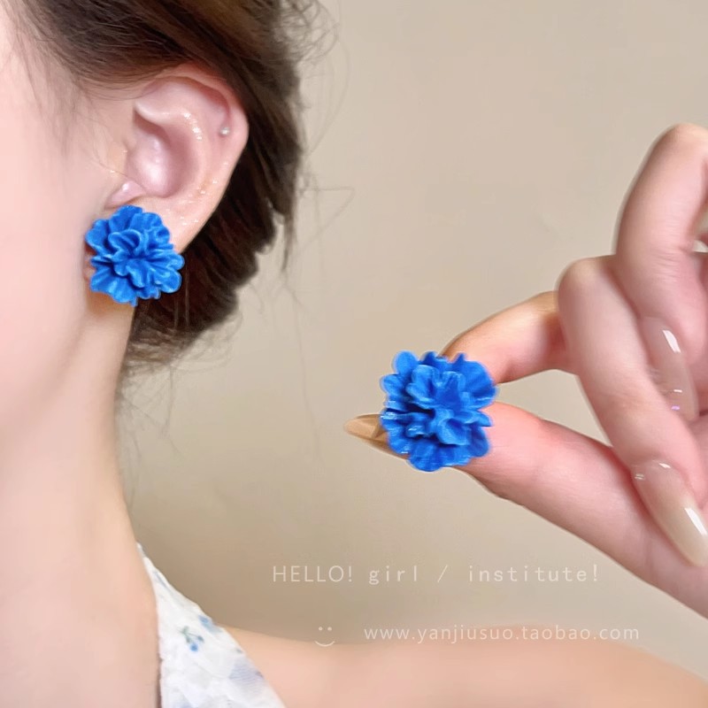 The Klein blue three-dimensional flower stud earrings with a retro Hong Kong style create a versatile and fair look, exuding a high-end and fashionable charm full figure
