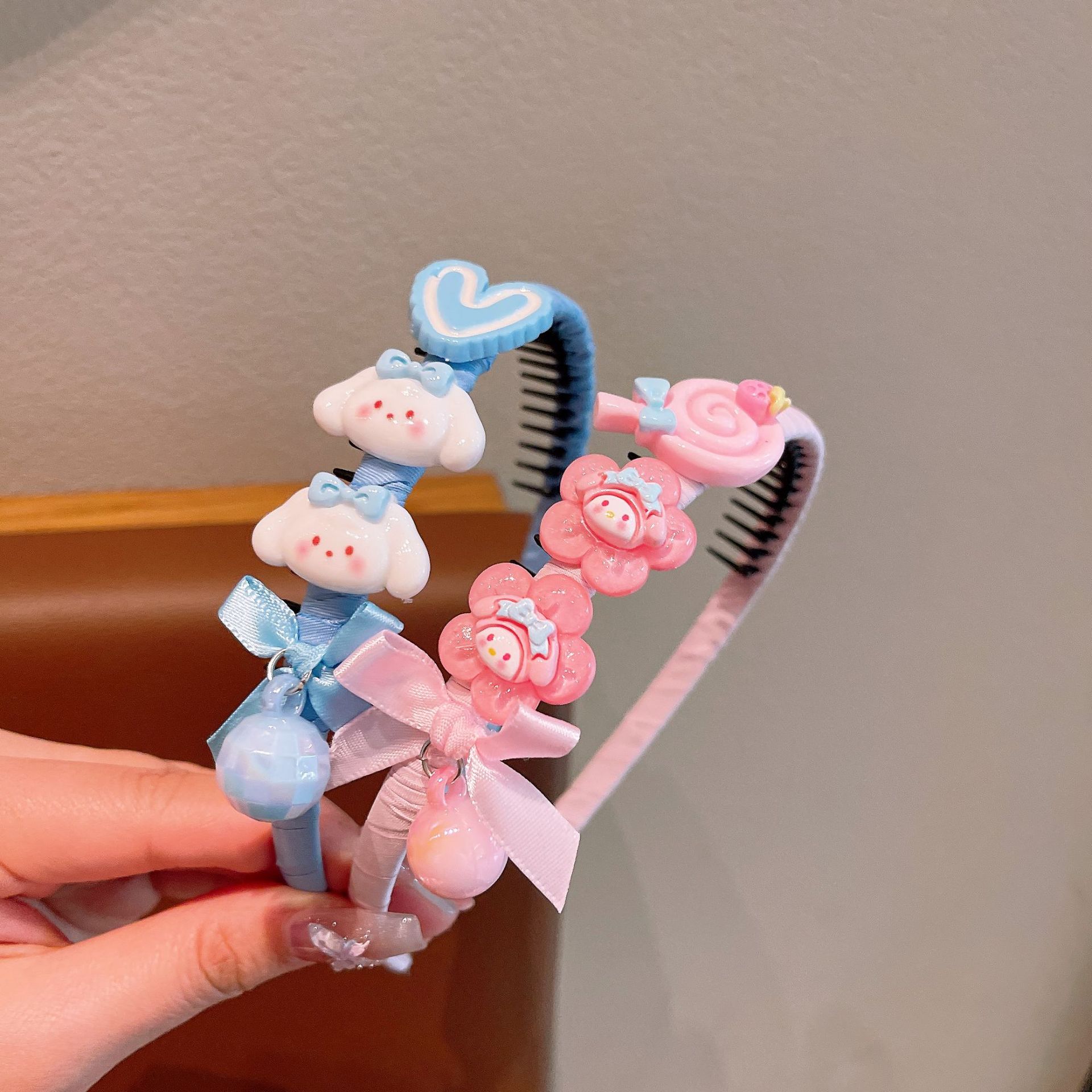 Kulomi children's hair band, cartoon for girls with teeth, anti-slip headband, a perfect hair clip for girls to press hair without squeezing or breaking it Specification drawing
