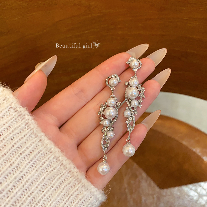 Light luxury and high-end fringed pearl earrings, 2025 new style, elegant diamond-encrusted stud earrings, personalized long earrings and earrings full figure