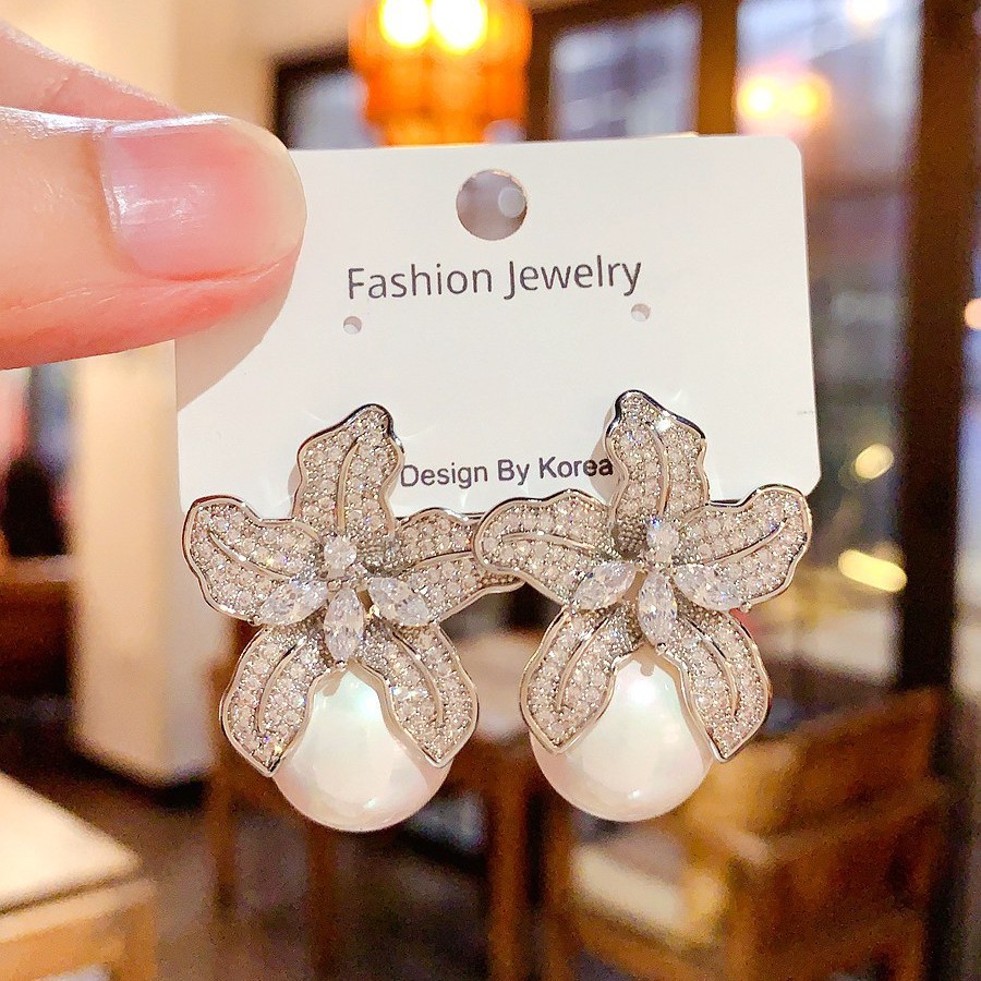 Super fairy full diamond flower pearl stud earrings for women, Korean version, light luxury and high-end feel, diamond-encrusted flower earrings, fashionable and elegant earrings Application Scenario