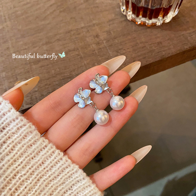 Light blue flower pearl tassel stud earrings, a versatile, fashionable and fresh style for women, are stylish and elegant earrings with a sense of design full figure