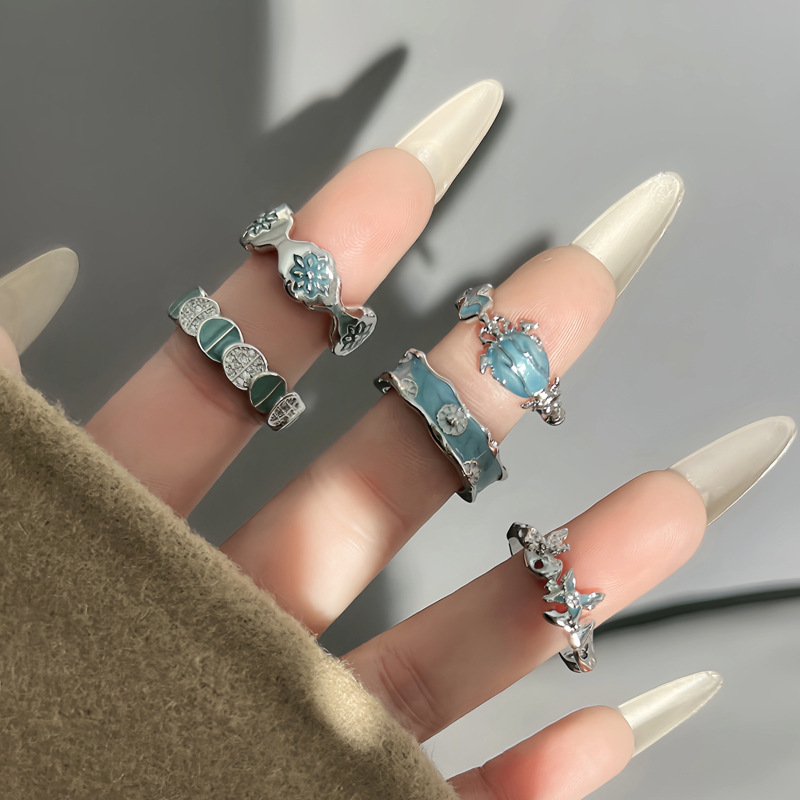 Retro court-style small Daisy enamel elegant open ring for women on Instagram, cold style butterfly simple and niche ring details Picture