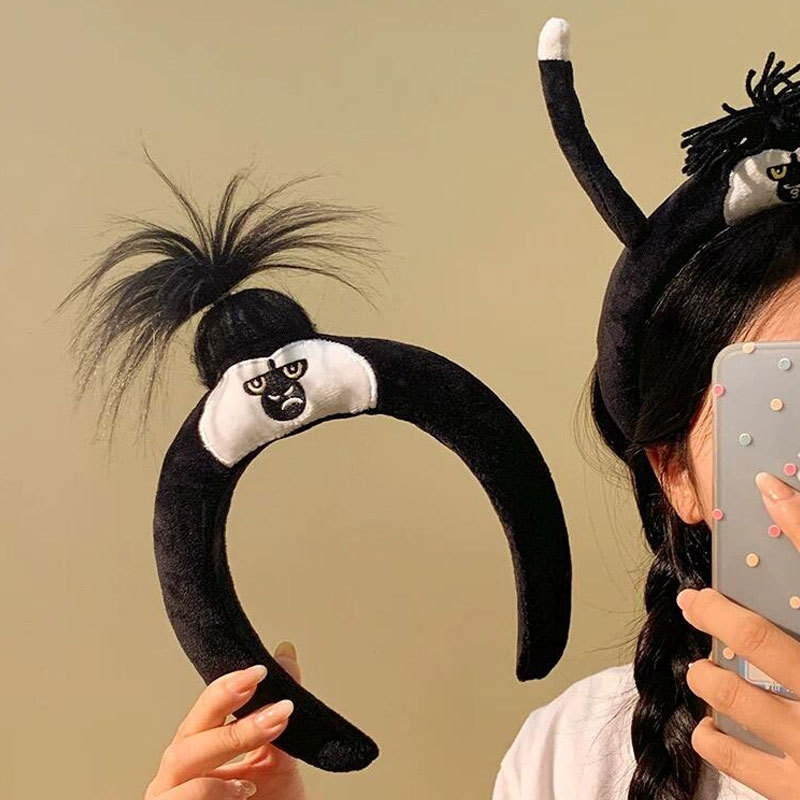 Wild chimpanzee's new plush hair band, a special headband for women's face washing and makeup, and a cartoon cute hair accessory Application Scenario