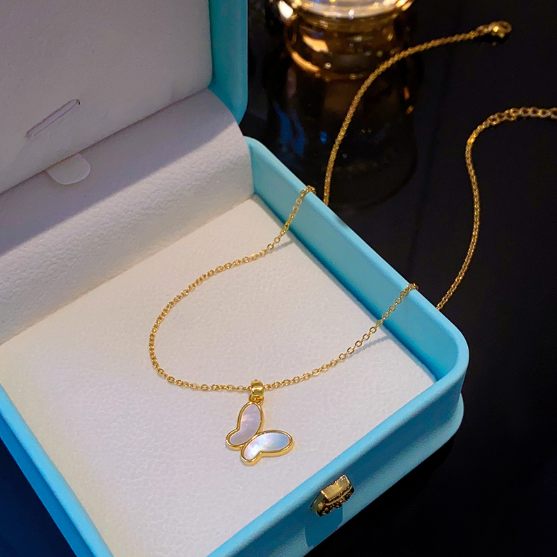 Natural shell real gold electroplated white shell butterfly necklace, women's niche light luxury high-end Internet celebrity titanium steel collarbone chain wholesale Application Scenario