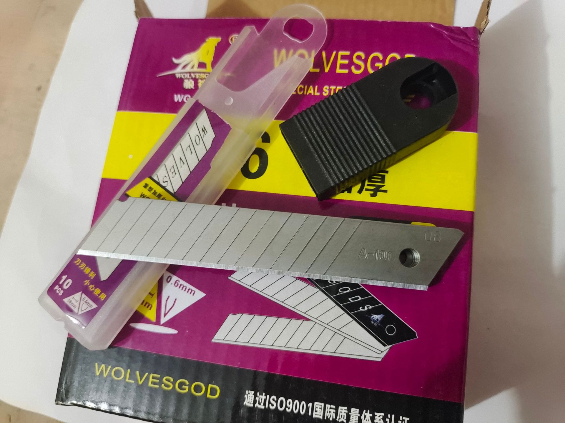 Factory wholesale black-edge blades, utility knives, paper cutting blades, medium blades, large wallpaper blades, 18mm undefined