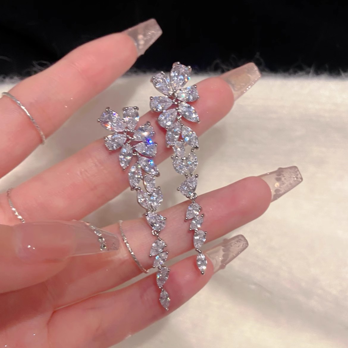 Heavy Industry Zircon Super Sparkle Long tassel stud earrings, round face slimming and elegant earrings, fashionable, light luxury, versatile earrings and accessories full figure