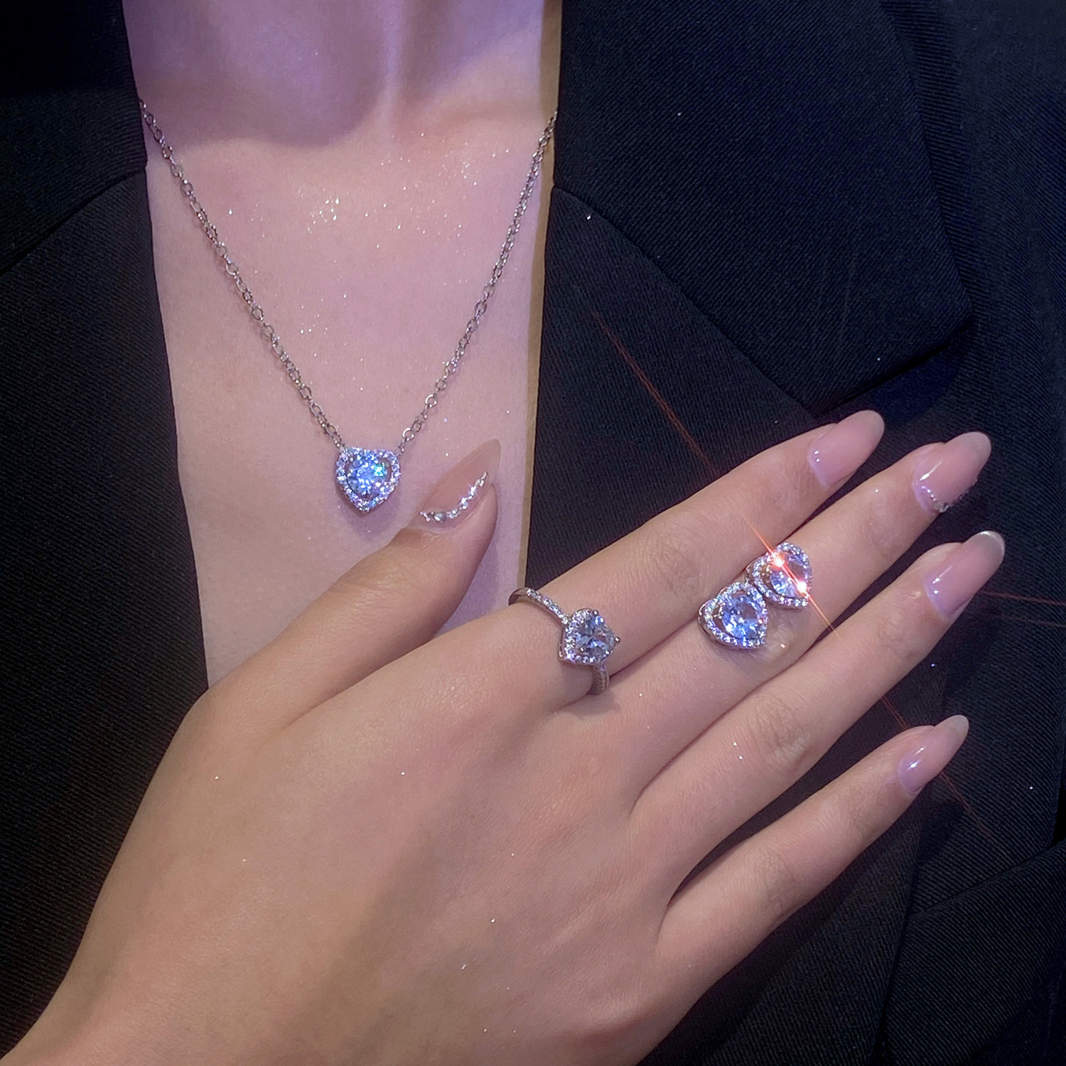 The popular zircon heart-shaped jewelry set for women, a simple heart-shaped Korean women's necklace, stud earrings and ins accessories details Picture
