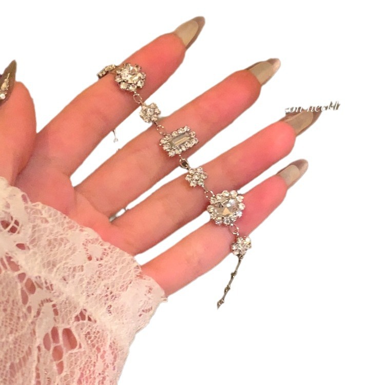 Light luxury shining zircon geometric necklace, women's niche design, sexy collarbone chain, simple neck chain wholesale accessories Item Picture