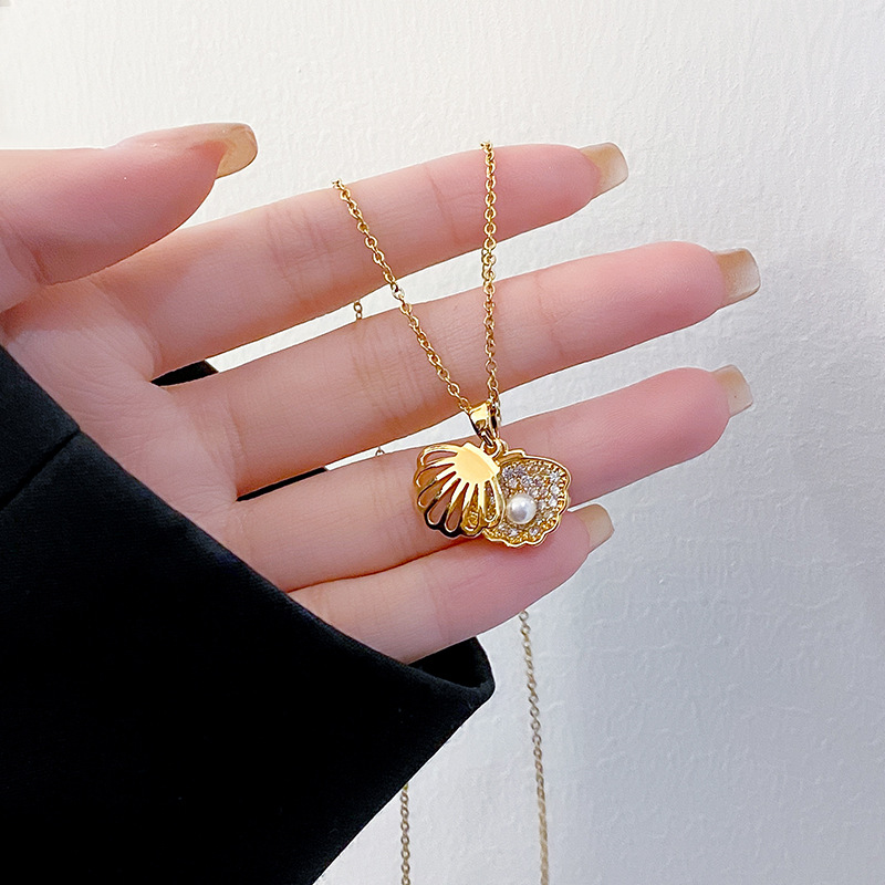 The hollowed-out pearl shell necklace is a niche design with a light luxury feel for women. The collarbone chain is slightly studded with diamonds and can be opened as a pendant accessory Specification drawing