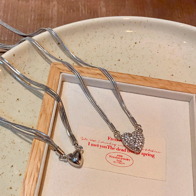 Light luxury, niche, high-end, heart-shaped magnetic multi-layer necklace, versatile for women, elegant and high-end sweater hoodie chain wholesale Specification drawing
