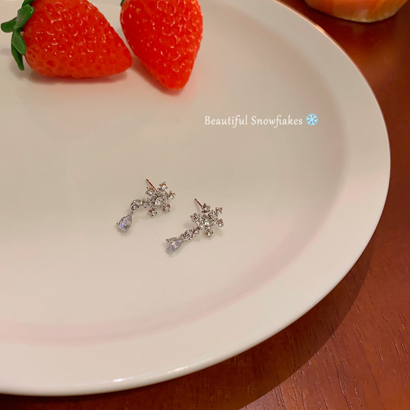 Winter Zircon snowflake stud earrings, a fashionable, exquisite and high-end accessory with a simple and individual style, are popular online celebrity bestsellers Specification drawing