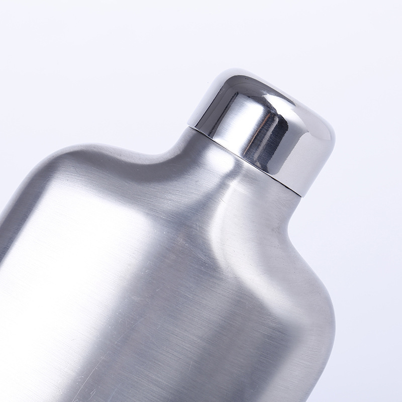 Wholesale of new foreign stainless steel flat wine jugs, creative portable outdoor wine bottles and water bottles from the manufacturer Item Picture