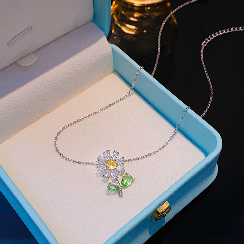 A genuine gold electroplated crystal zircon sunflower necklace with a unique design sense for women, a light luxury collarbone chain, and a versatile titanium steel accessory Specification drawing