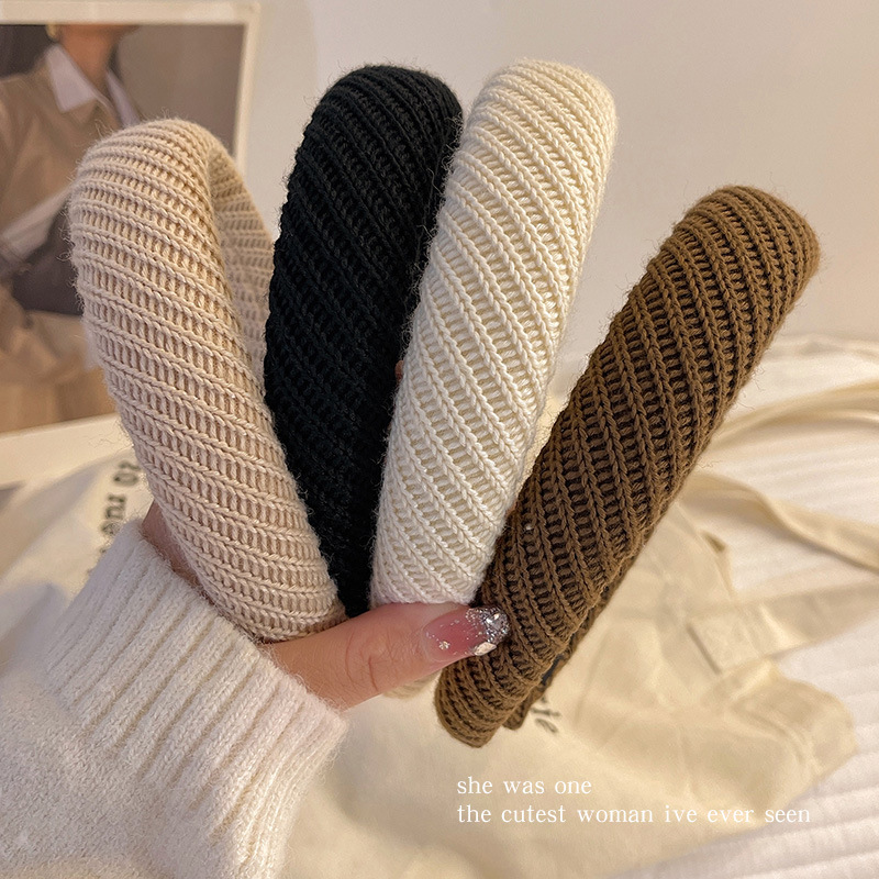 In the autumn and winter of 2022, the wide-brimmed high-top knitted hairband, a new high-end style for women, is a must-have. It can help you look stylish and go out full figure
