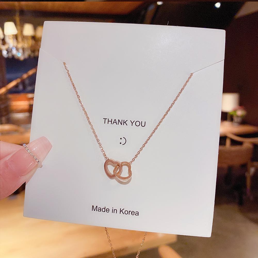 Heart-to-heart titanium steel necklace, a women's heart-shaped double-ring titanium steel collarbone chain with a niche design sense and light luxury collarbone chain full figure