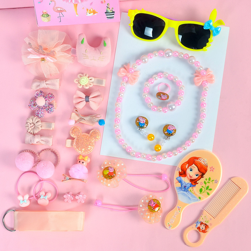 A 28-piece gift box from South Korea, featuring children's cartoon hairpins, glasses, necklaces, combs, hair bands, princess headwear, and cross-border hair bands for women Application Scenario