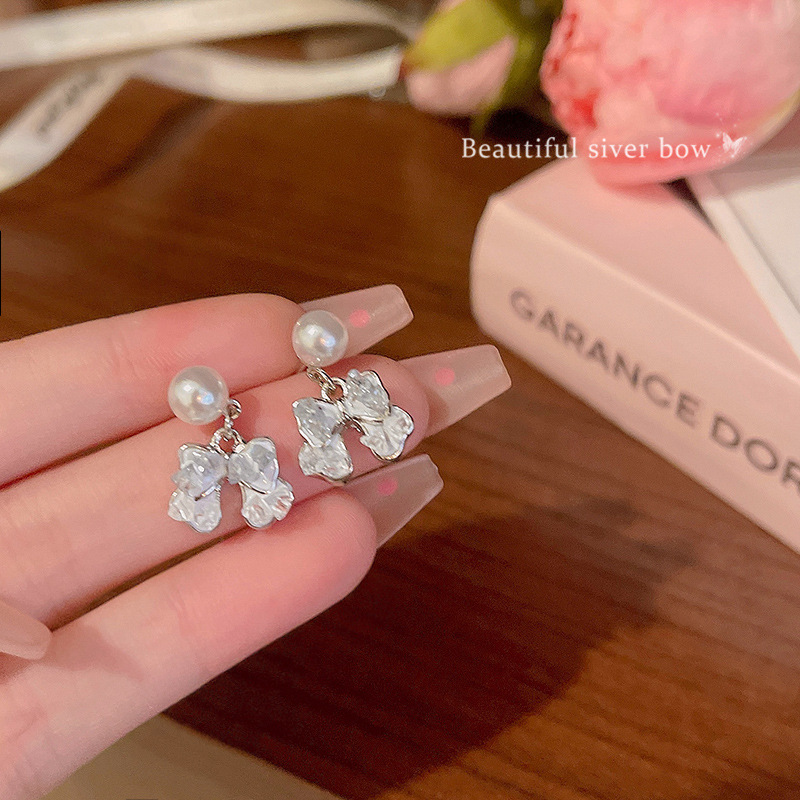 Korean-style gradient crystal bow earrings, women's light luxury, niche and high-end pearl stud earrings S925 silver needle earrings full figure