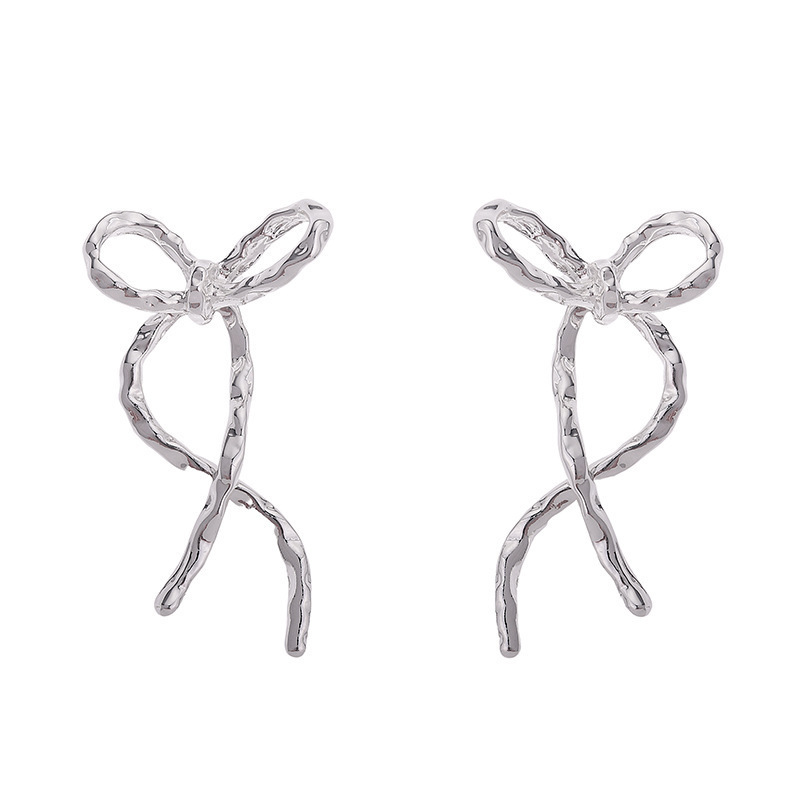 Ribbon bow stud earrings exude a unique, luxurious and sophisticated feminine charm. They are sweet and versatile. Tassel earrings are popular online accessories Item Picture