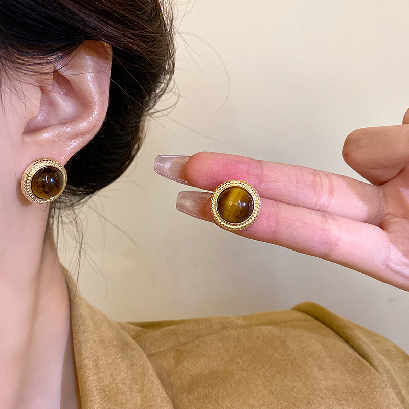 Retro French tiger's eye stud earrings with a niche design sense for women, a unique and light luxury style, a best-selling internet-famous ear accessory details Picture