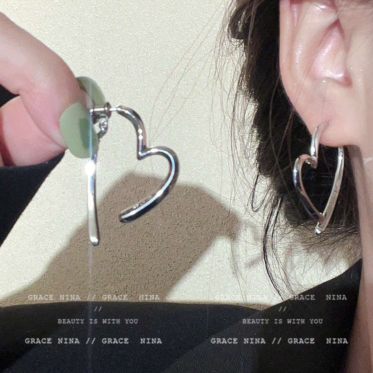 The cross-shaped heart-shaped earrings with a niche design sense exude a simple yet sophisticated charm and a cold, individualistic style. They are worn with stud earrings on the front and back full figure