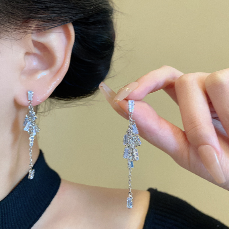 Super flash Zircon tassel long earrings for women, with a touch of light luxury and a design sense for socialites. Autumn and winter, a unique and cool ear accessory details Picture