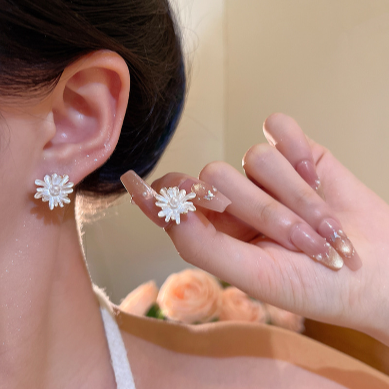 Spring and summer bestsellers: Gentle and elegant white flower stud earrings for women, sweet glazed small Daisy earrings. Wholesale of bestsellers' earrings details Picture