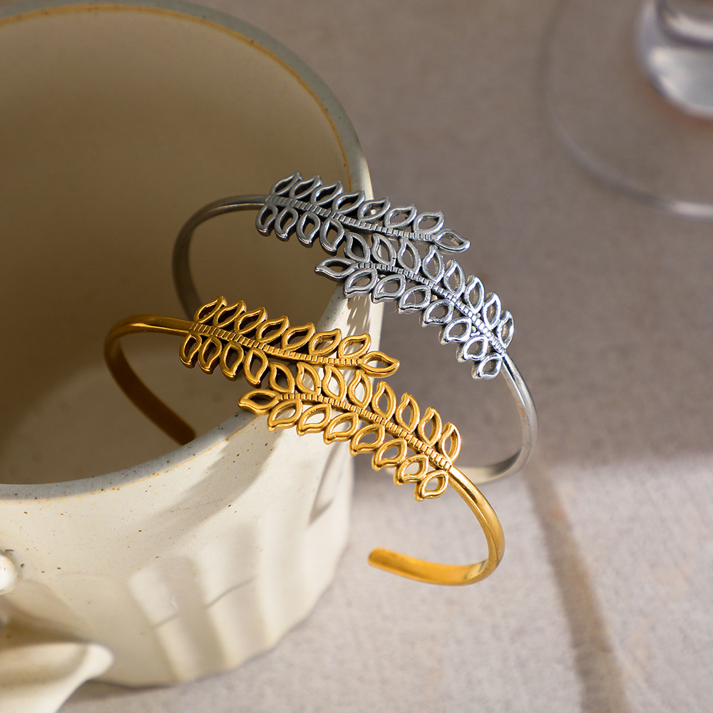 The new cross-border leaf bracelet from Europe and America, with an electroplated rose gold opening and a unique smooth finish, is selling well for women. It features an original design details Picture