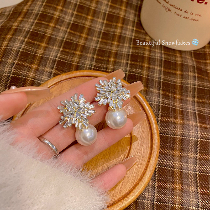 Exquisite full-diamond snowflake pearl earrings for women, light luxury and niche design, high-end ear studs, personalized and retro earrings wholesale full figure