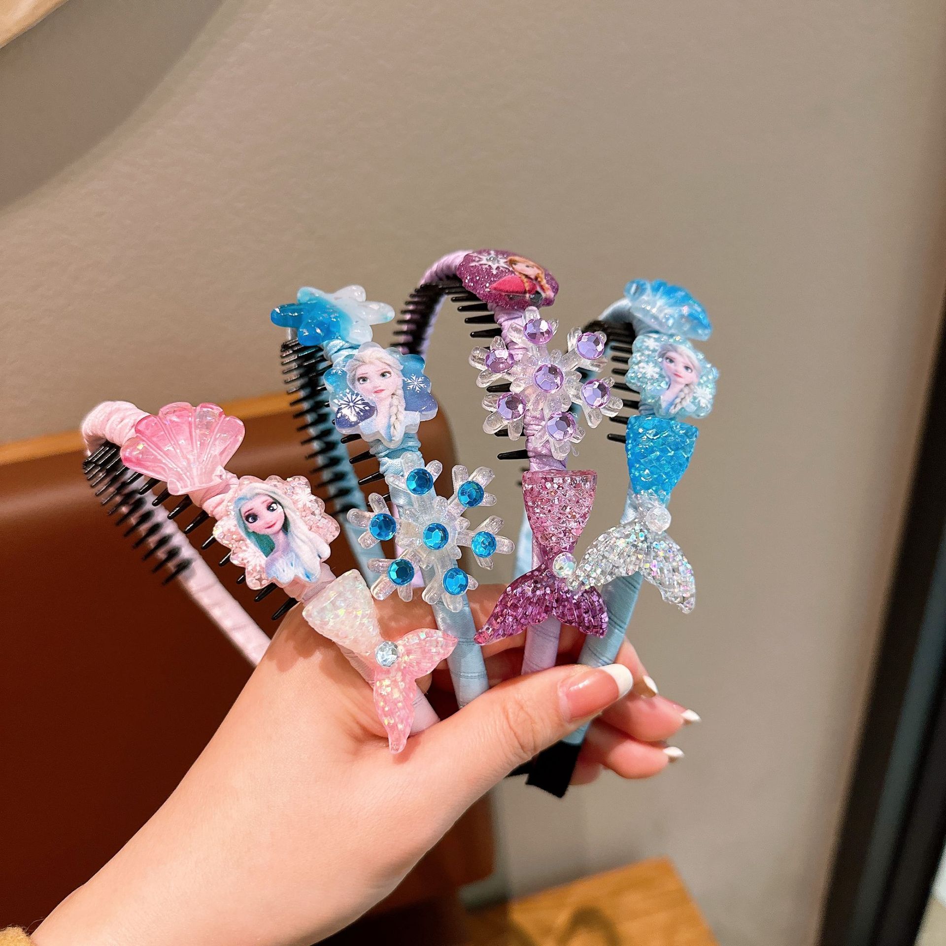 Frozen Children's hairband, Elsa Princess hair trim, a perfect tool for tiling broken hair, and a cute anti-slip hairband details Picture