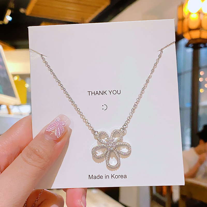 Korean style light luxury zircon large flower pendant titanium steel necklace, women's fashion versatile full diamond collarbone chain wholesale details Picture