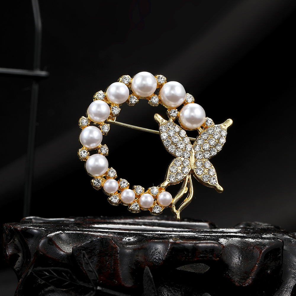 French retro circular diamond-encrusted pearl butterfly brooch, light luxury and elegant, niche and versatile coat suit pin for women full figure