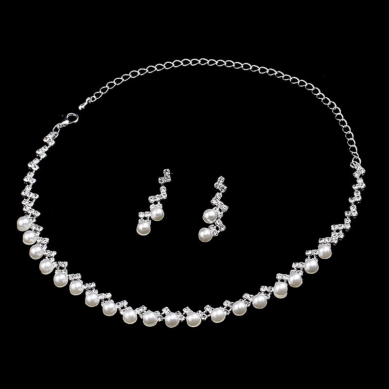 Korean-style fashionable and elegant lightning copper jewelry, sparkling diamonds, round pearls, luxurious bridal jewelry, necklace, earrings set for women details Picture