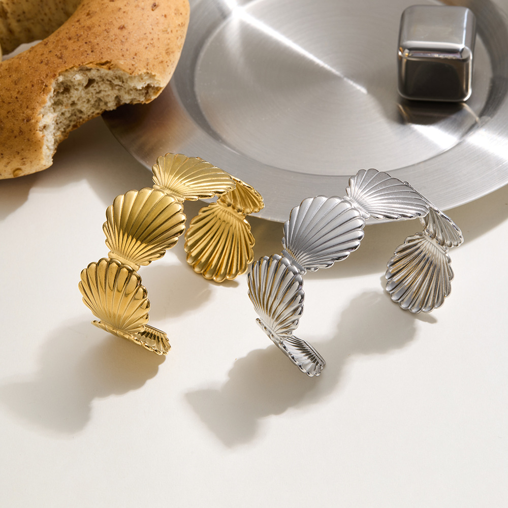 Cross-border popular scallop stainless steel open bracelet for women, 18k gold-plated wide striped hydraulic pressure bracelet in stock full figure