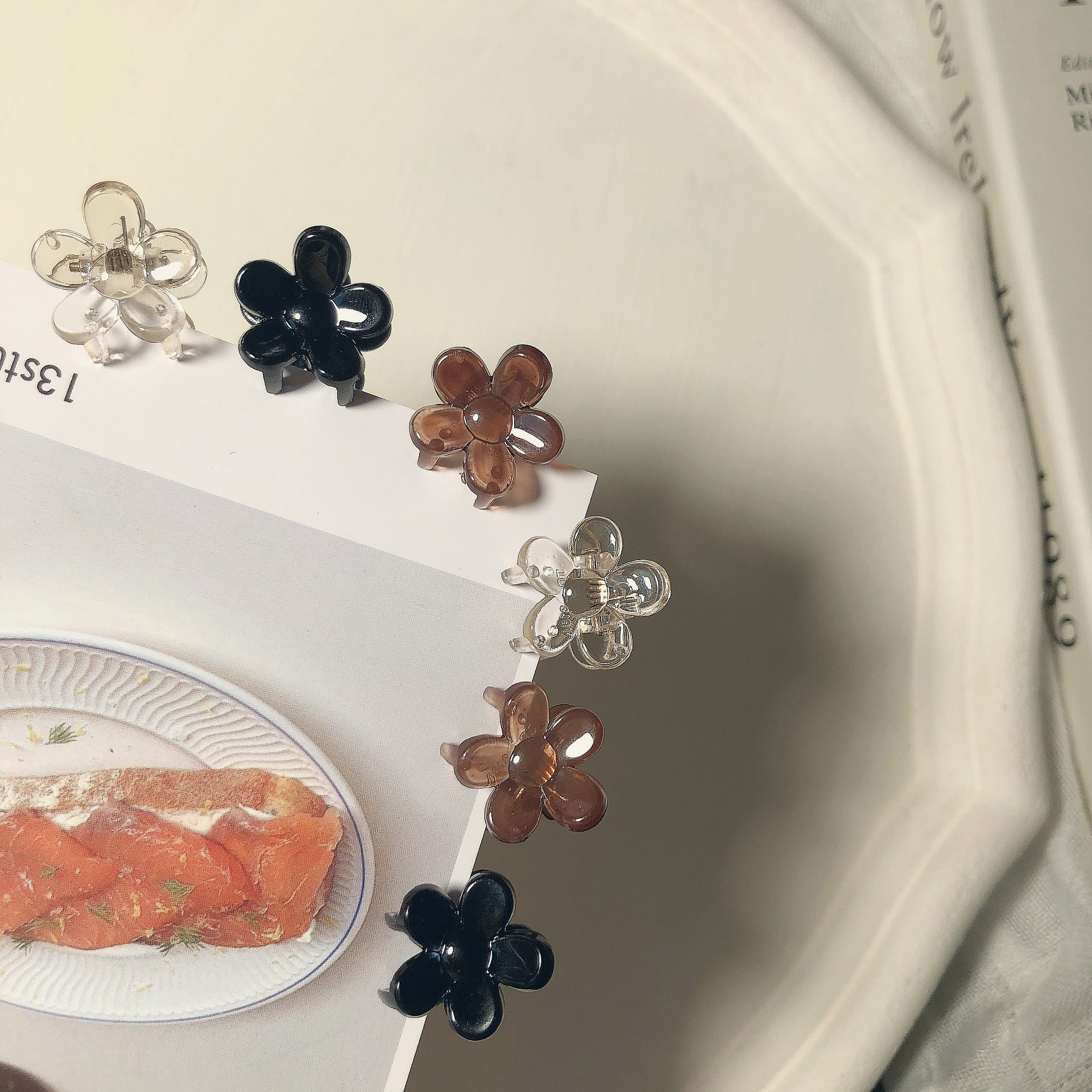 Simple and exquisite mini hair clips, small hair clips, side clips, simple bangs hair clips, hair clips for women Application Scenario