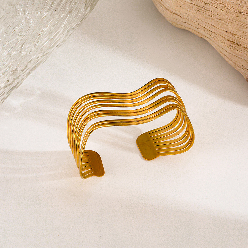 Original wavy line bracelet from Europe and America, electroplated with gold and irregularly set with diamonds, with an open opening, exudes a sense of luxury for women and does not fade Specification drawing