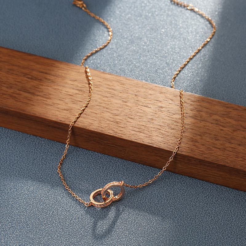 A new Korean version of a simple double-ring full diamond titanium steel necklace, a trendy female Instagram influencer with a fashionable and niche design sense collarbone chain Application Scenario