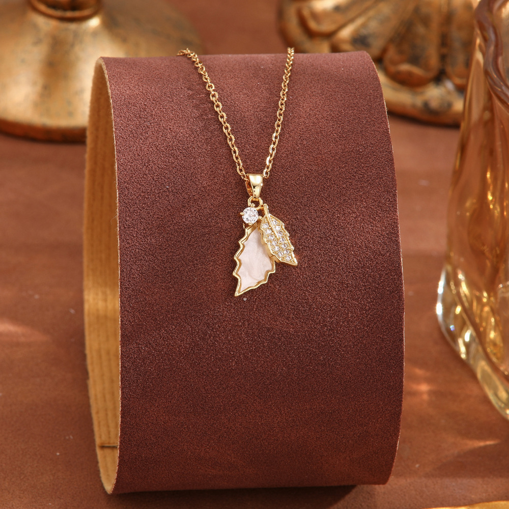 A light luxury titanium steel necklace from Japan and South Korea, adorned with a white pearl pendant and studded with diamonds, is a fashionable and unique collarbone chain accessory details Picture