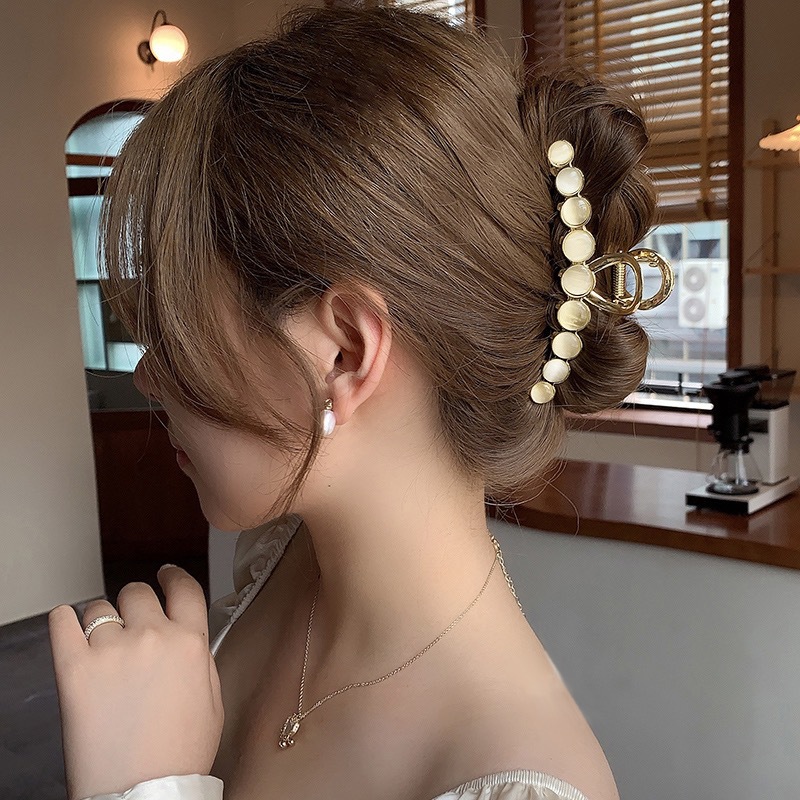 Cat's eye pearl large scratch-off clip 2023 new versatile hairpin for women, high-end shark clip headwear at the back of the head Item Picture