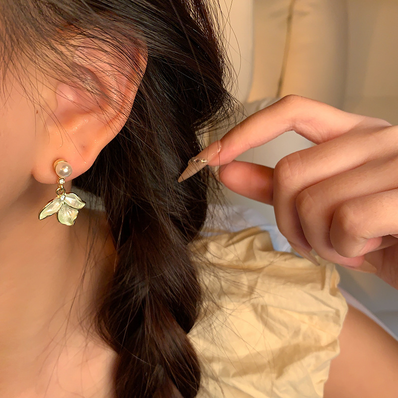 The fresh and sweet petal-shaped pearl stud earrings exude a sense of sophistication in the forest style for women. They are versatile and elegant, and have become a popular online celebrity accessory Application Scenario