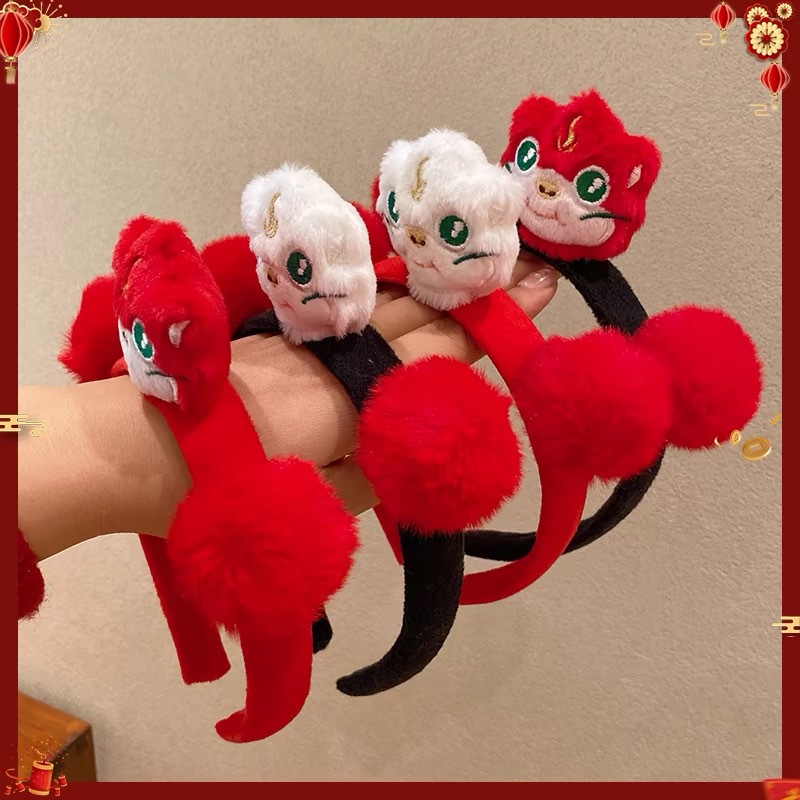 Cute and festive furry snake headband 2025 New Year of the Snake plush headband Spring Festival and New Year's Day atmosphere decoration hair accessory Application Scenario