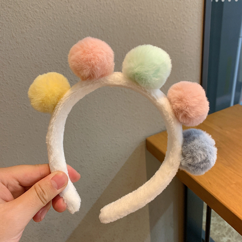 Five-color fur ball hair band, a special anti-slip hair band for washing the face, is a new autumn and winter women's hair band and hair accessory that has become a popular trend in 2022 Application Scenario