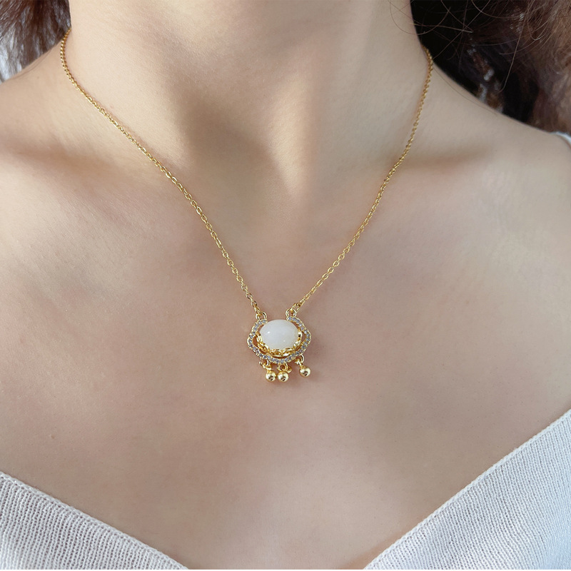 The popular cat's eye stone peace lock necklace on Douyin, a cold and luxurious style for women on Instagram, is a popular collarbone chain and titanium steel neck chain details Picture
