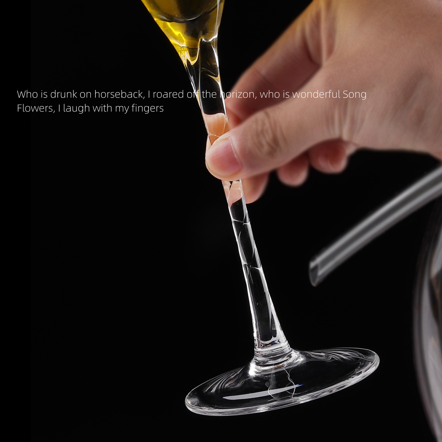 Creative twisted red wine glasses, champagne glasses, bar and restaurant household twisted crystal highball glasses, wine glasses Application Scenario