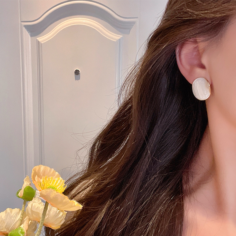 Retro Hong Kong-style white glazed stud earrings for women, simple, niche and versatile geometric earrings, high-end and elegant earrings Application Scenario