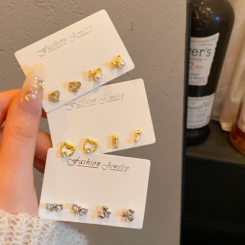Cute cat fishbone set stud earrings for women, fashionable and high-end retro earrings, French versatile and light luxury style earrings Specification drawing
