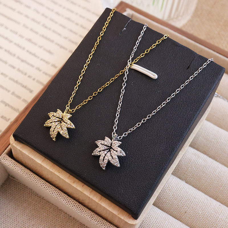 The same exquisite zircon maple leaf pendant titanium steel necklace as on Xiaohongshu, a fashionable, simple and elegant collarbone chain accessory for women Application Scenario