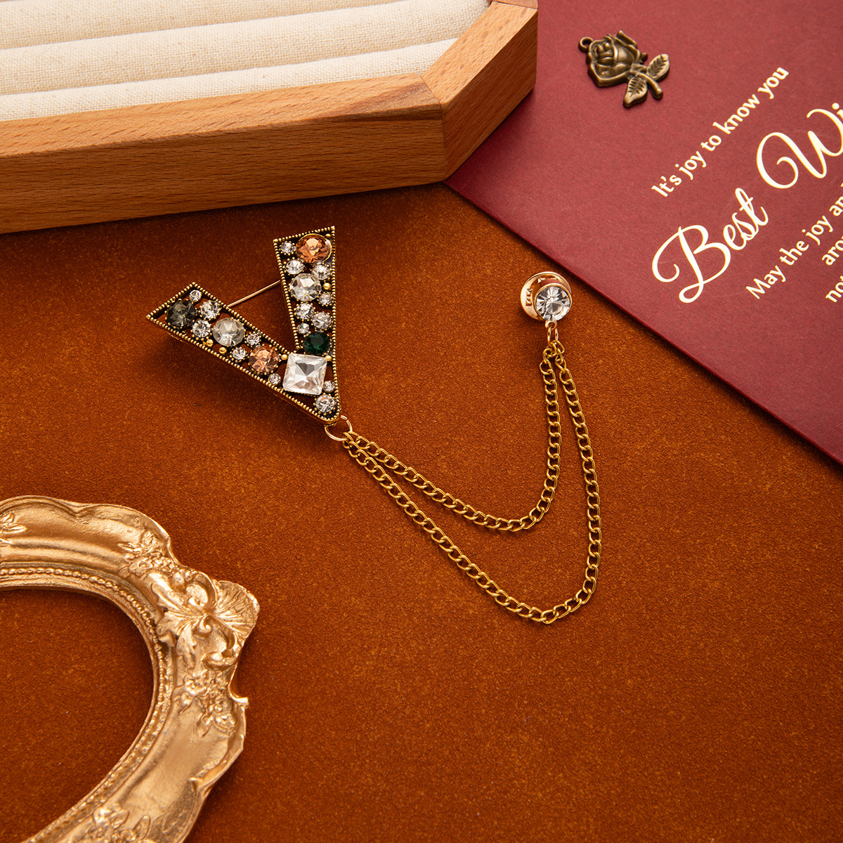 British mid-style suit brooch, retro diamond-encrusted tassel chain brooch, elegant and fashionable chest accessory with a sense of high-end sophistication Specification drawing