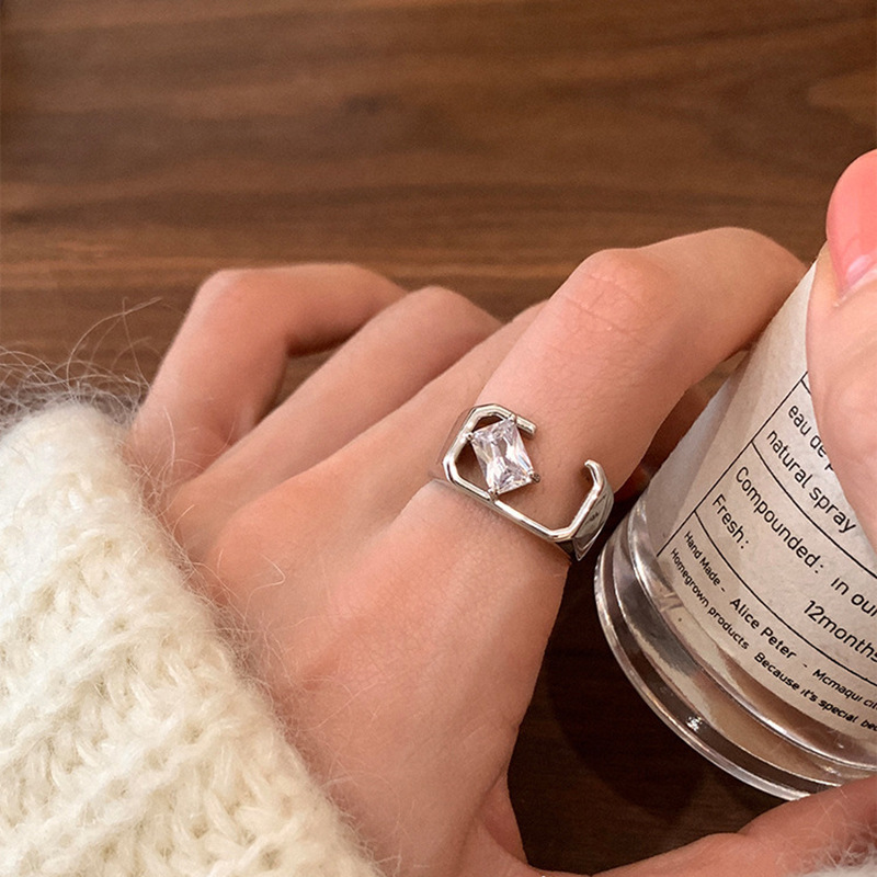 A unique and niche purple square diamond zircon design open ring for women, a new Instagram trendy hip-hop sweet and cool food ring Specification drawing